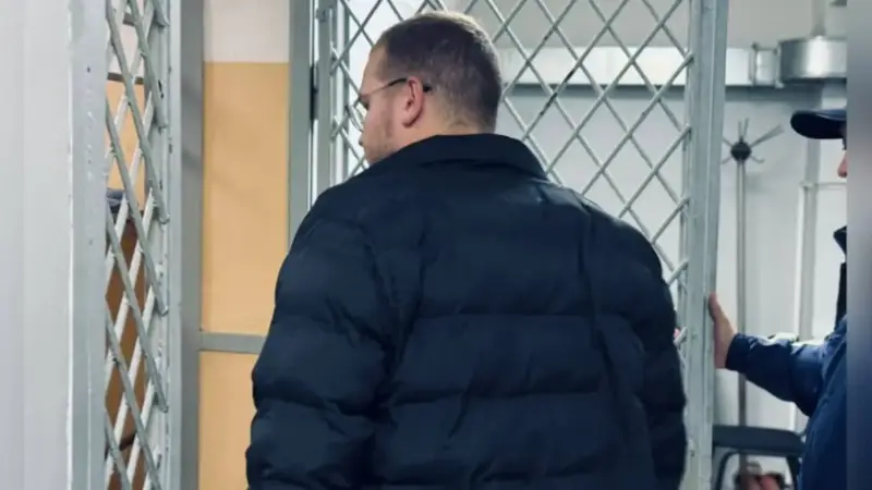 Петропавлда жолда қауіпті маневр жасаған жүргізуші 15 тәулікке қамалды