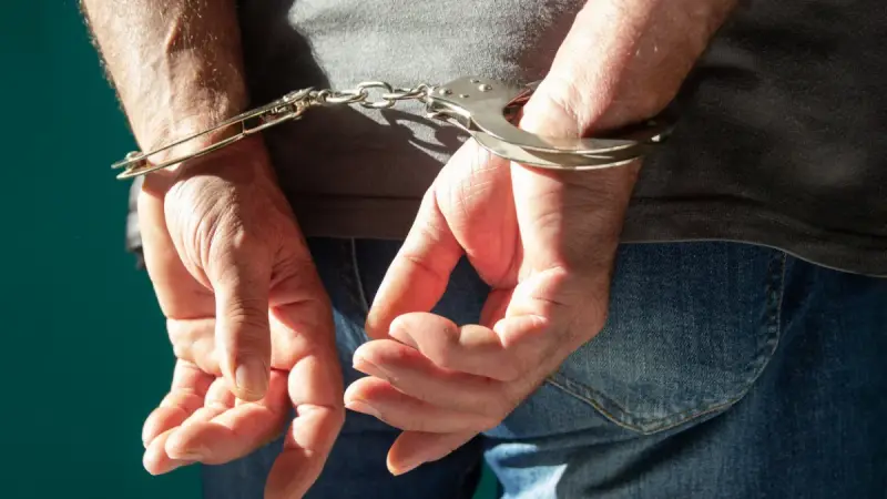 Әйеліне шабуыл жасаған қарулы ер адам ұсталды