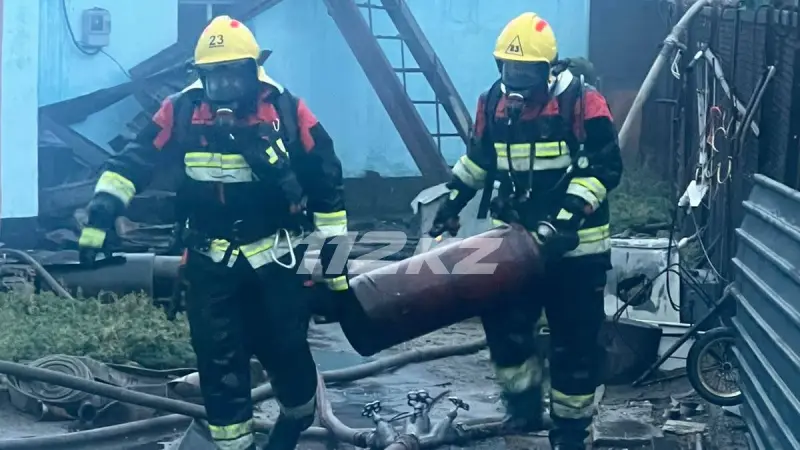 В Темиртау спасатели вынесли газовый баллон из горящей постройки