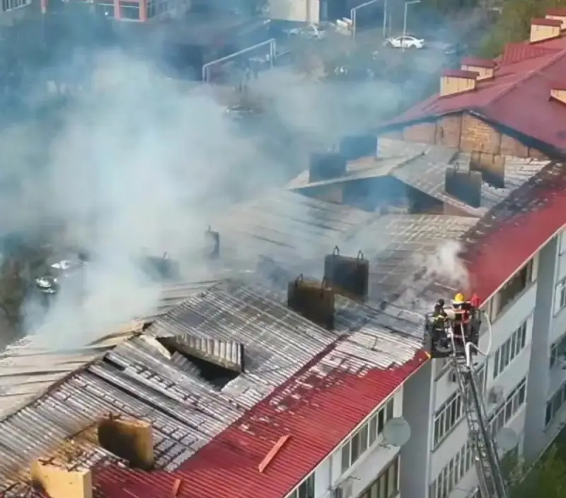 Қонаевта үйдің шатыры өртенді: 120 адам эвакуацияланды