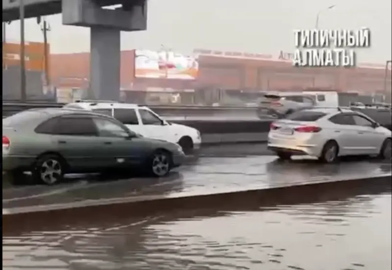 Жаңбыр жауса болды, «Алтын Орда» маңы көлге айналады: Алматы әкімдігі бұл мәселені қашан шешеді?
