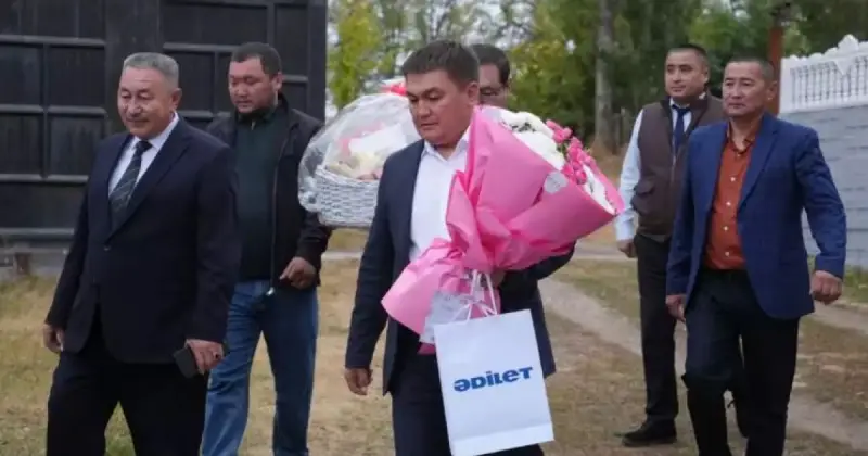   Қарияларға көмек берді   