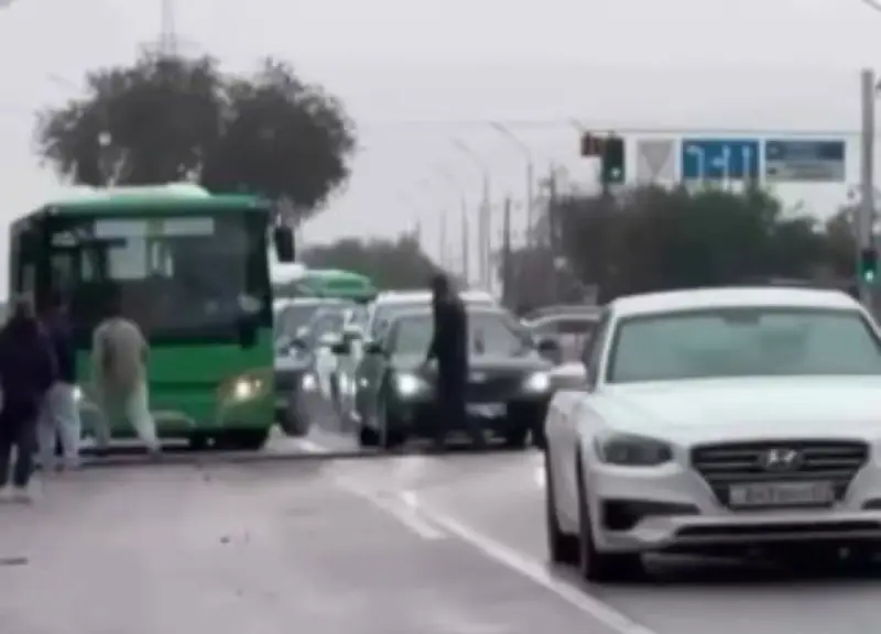 «Жолды жаппай қазып тастаған»: Алматыда автобус орға түсіп, жұрт жұмыс пен сабаққа кешікті