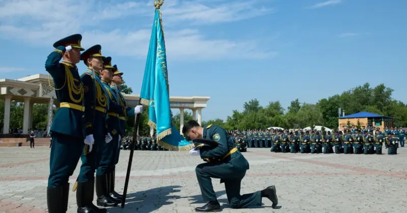   Ұстаздар күні: ұландық болашақ офицерлердің мектебі ұстаздан басталады   