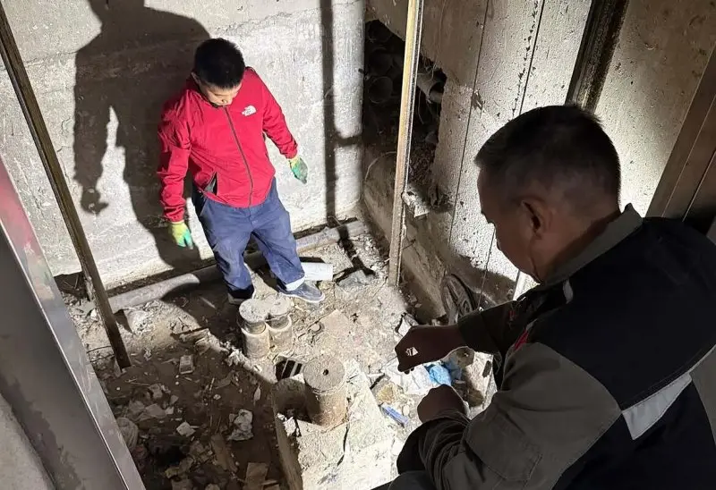 Лифт сорвался с третьего этажа в Атырау, пострадали люди