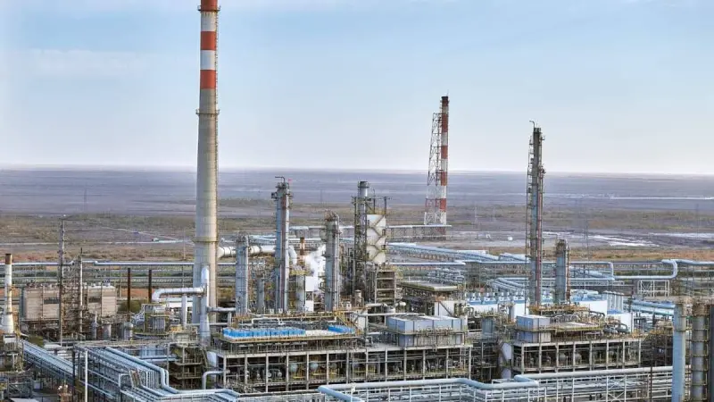 На Атырауском НПЗ выявили нарушения экологических требований: более 100 тонн газа сожжено на факеле