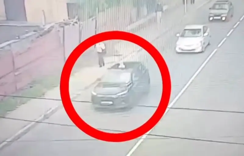 Пятилетнюю девочку везли вне салона автомобиля в Талдыкоргане (ВИДЕО)