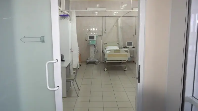 Жағдайы ауыр: Алматыда жол жиегінде отырған екі баланы көлік қағып, қашып кеткен