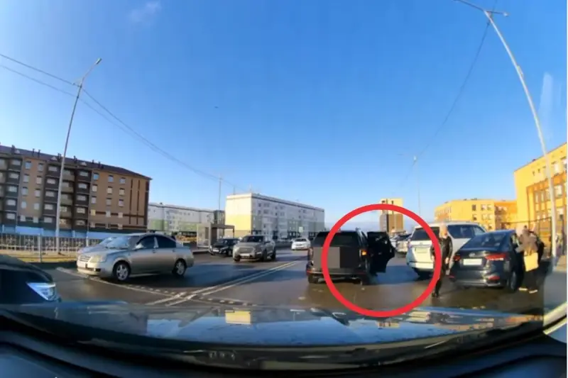 Ребенок выпал из автомобиля на ходу возле школы в Кокшетау (ВИДЕО)