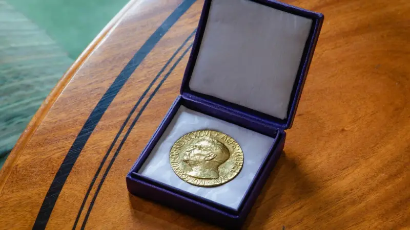 Физика саласы бойынша Нобель сыйлығының иегері белгілі болды