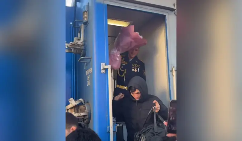 «Мама, мама»: Каспийдегі трагедиядан аман қалған сарбаз анасымен жылап көрісті (ВИДЕО)
