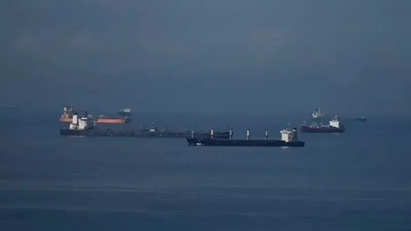 12 моряков пострадали при атаке на танкер в Ормузском проливе
