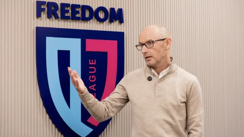 Скотт Манн Freedom QJ League кеңсесіне барды