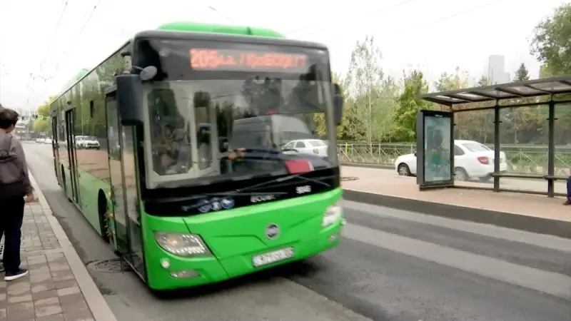 На переполненные автобусы и долгое ожидание на остановках жалуются жители Алматы