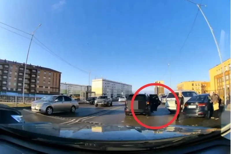 Көкшетауда мектеп маңында көлік жүріп бара жатқанда бала көліктен құлап кетті (ВИДЕО)