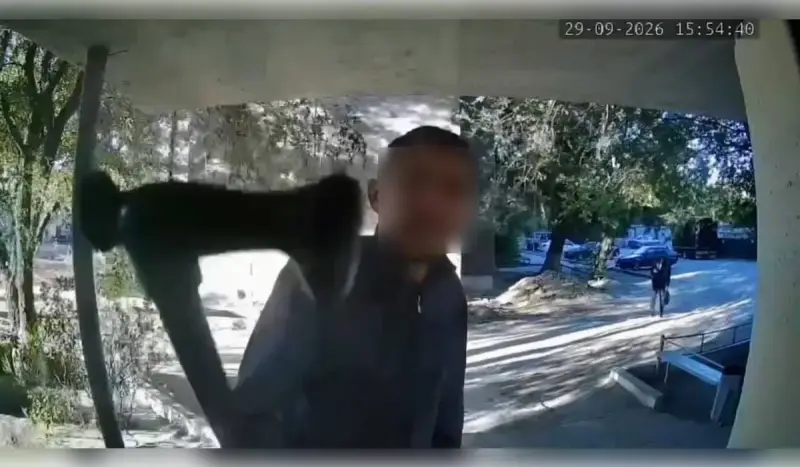 Дебошир под наркотиками разгромил домофон в подъезде в Семее (ВИДЕО)