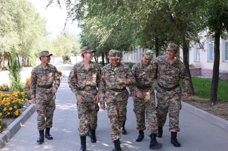 Семеро одногруппников вместе отправились служить в Нацгвардию в Алматы (ВИДЕО)