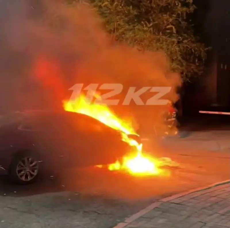 Автотұрақта тұрған бес көлік өртеніп кетті
