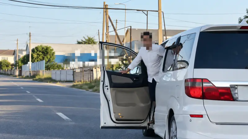 Пассажир высунулся из открытой двери на ходу: водителя Toyota наказали в Туркестанской области