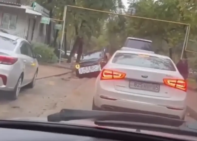 Алматыда жаңадан төселген асфальт опырылып, көлік шұңқырға түсті: әкімдік жол жөндеу жұмыстарын қалай бақылап отыр?