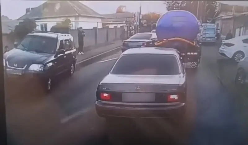 Автомобиль вылетел на тротуар в Алматинской области, где шли подростки (ВИДЕО)