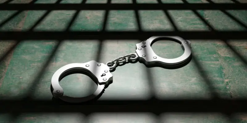 Петропавлда автобуста әйелге тиісіп, балағаттаған ер адам 15 тәулікке қамалды