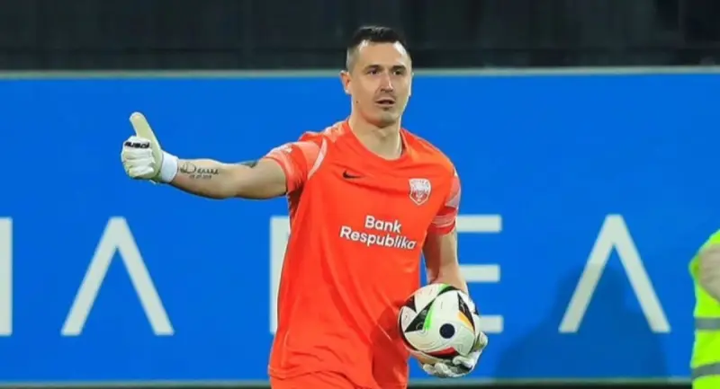 Казахстанский вратарь не пропустил в матче лидеров чемпионата Азербайджана