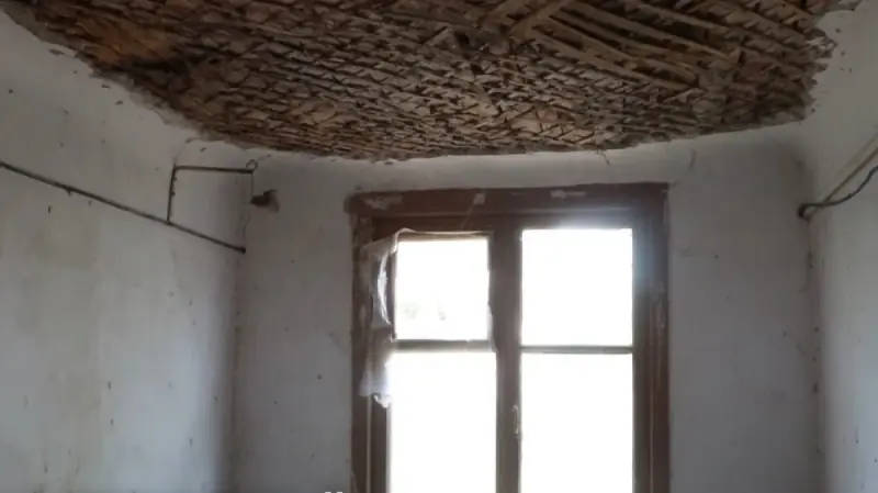 Трещит по швам: в Атырау жильцы аварийного дома опасаются за свою жизнь
