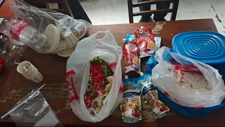 Әзербайжанда 14 оқушы сабақта дайындаған гамбургерден уланып қалды