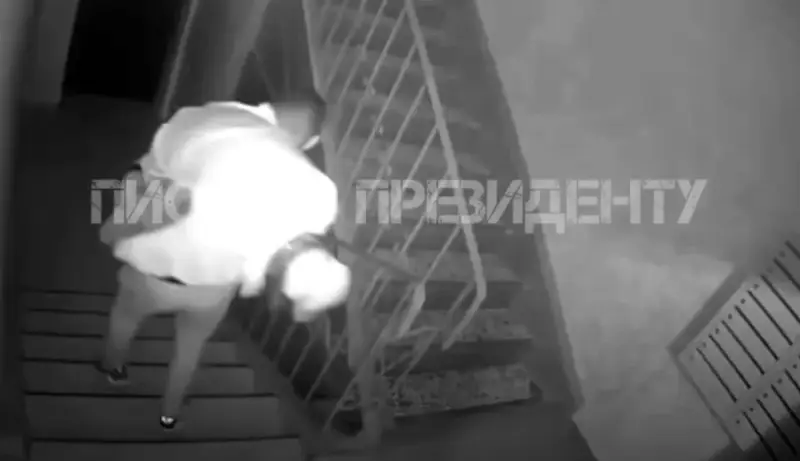 Мужчину с мешком на голове вынесли из подъезда в Алматы (ВИДЕО)