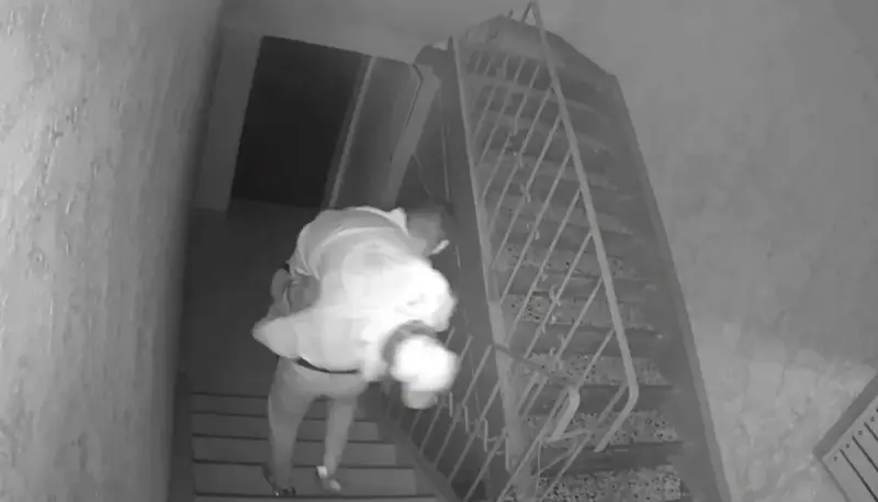 В Алматы неизвестные вынесли мужчину из дома с пакетом на голове: появились подробности