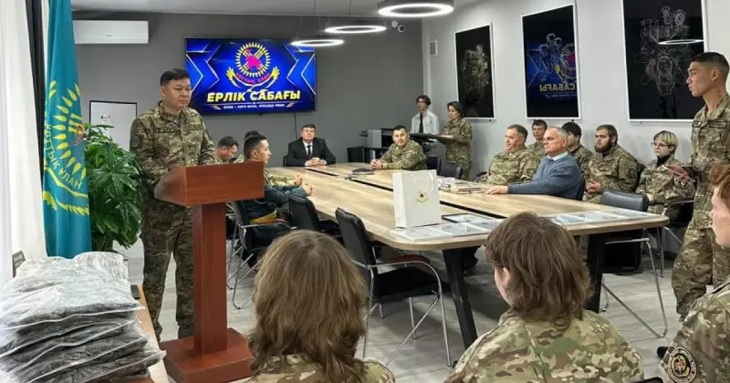  Жас бүркіттерге – ерлік өнегесі: Ұлттық ұлан қолбасшысы курсанттармен кездесті 