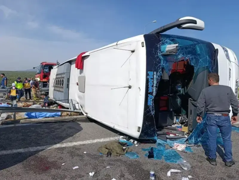 Автобус пен жүк көлігі соқтығысып, 11 адам қаза тапты