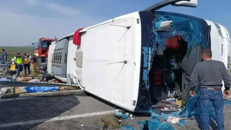 Туристический автобус попал в страшное ДТП в Турции: 11 погибших
