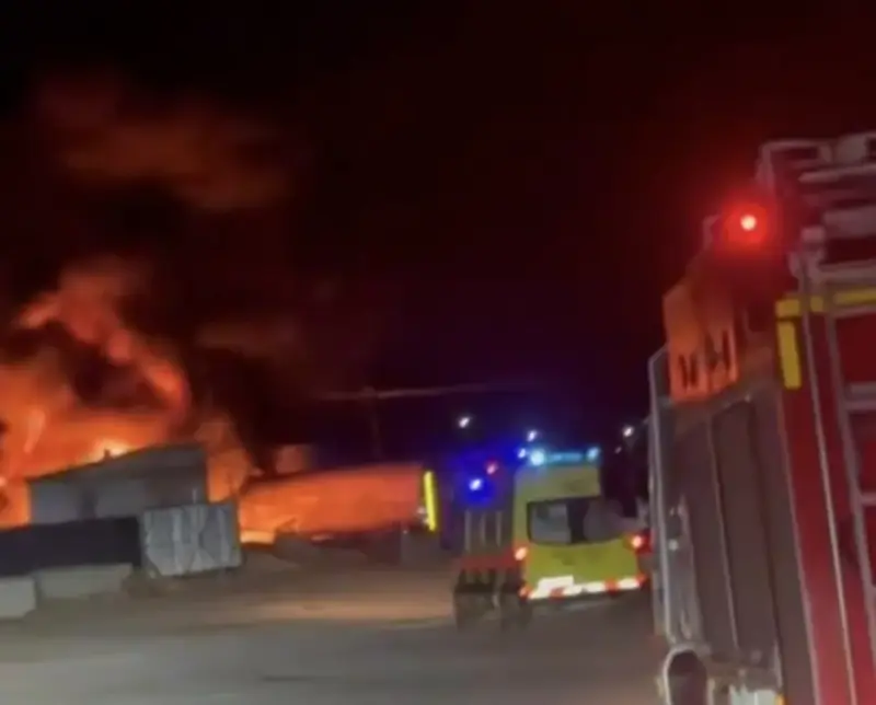 Пожар на асфальтном заводе произошел в Сатпаеве