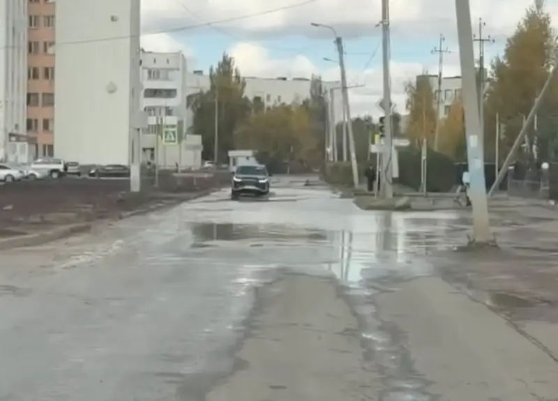 Көкшетаудың жолдары қашан жөнделеді? Қала тұрғындары су басқан көшелерге наразы