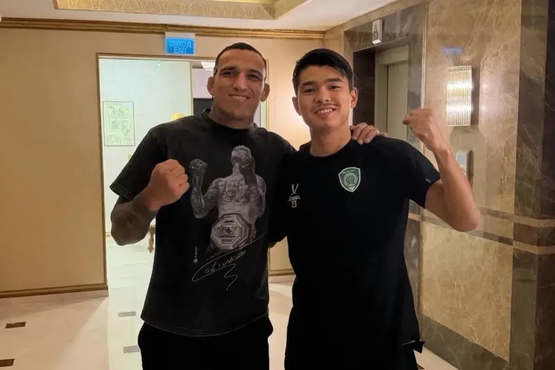 Ғалымжан Кенжебек UFC жұлдызы Чарльз Оливейрамен кездесті