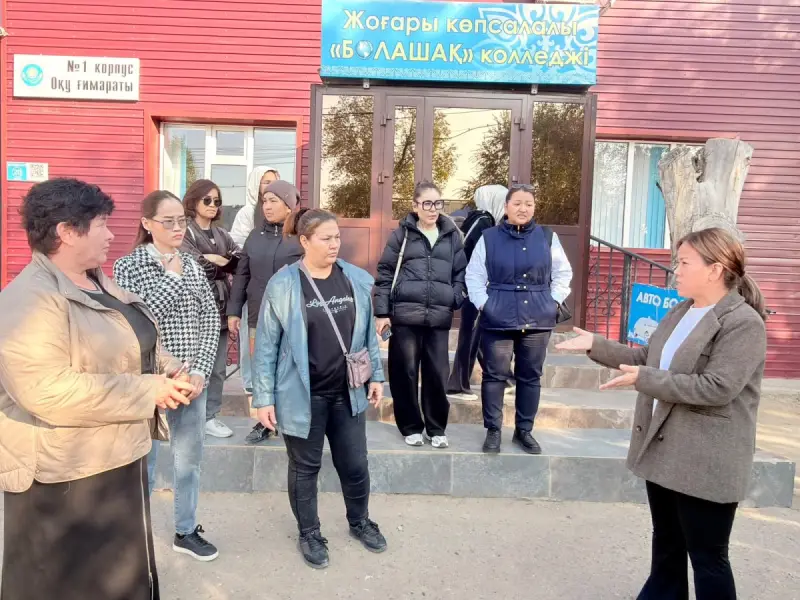 Учёба подорожала почти вдвое: студенты устроили протест у колледжа в Актобе
