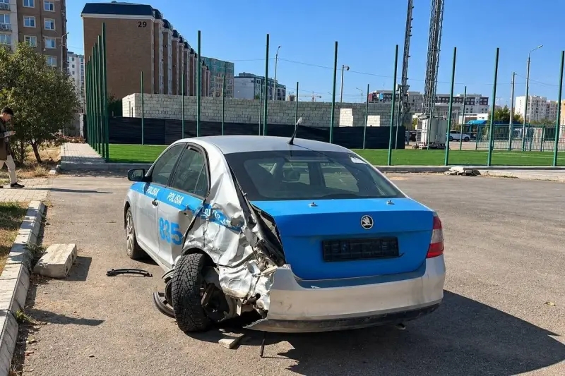 Разбитый полицейский автомобиль почти месяц стоит у детской площадки в Актау