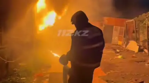 Петропавлда құтқарушылар жанып жатқан үйден бір адамды аман алып шықты