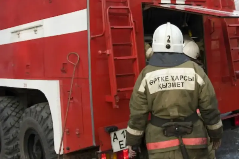 Өрт сөндірушілер 6 адам, оның ішінде екі баланы эвакуациялады