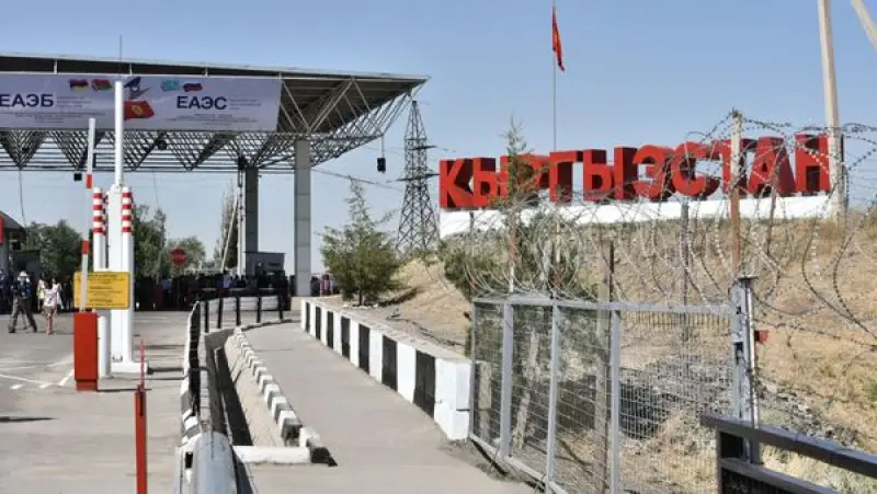 За взятки на границе массово задержали таможенников в соседней стране