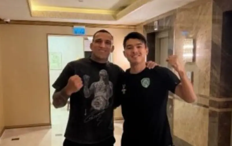 Футболист сборной Казахстана встретился с легендой UFC