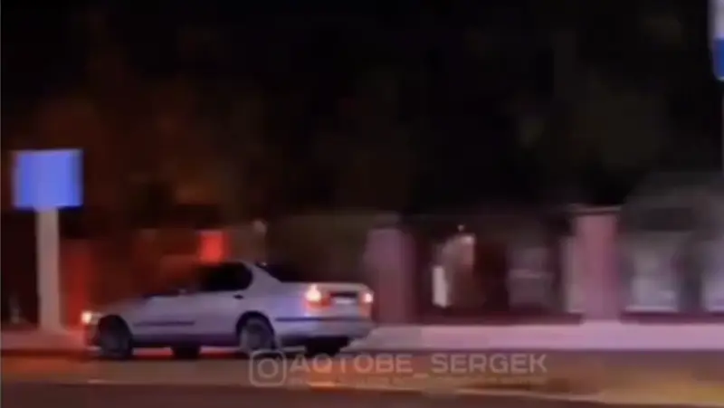 Ради лайков выехал на тротуар: в Актобе лихача арестовали на 10 суток