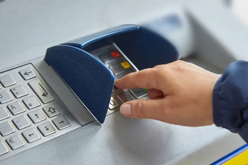 Әйелдердің ішкөйлегін киген бір топ еркек "жедел жәрдеммен" келіп, банкоматты үптеп кетті