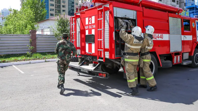 В Усть-Каменогорске спасатели эвакуировали 12 человек из задымлённого дома, среди них — 8 детей
