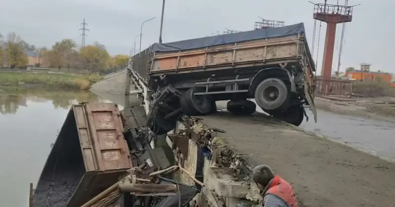  Петропавлда жүк көлігі көпірден құлап кетті 