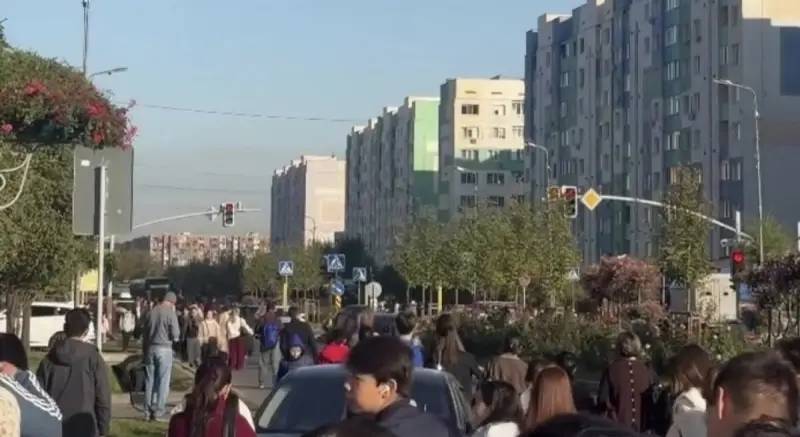 Переполненные остановки: алматинцам пришлось утром пешком идти на работу
