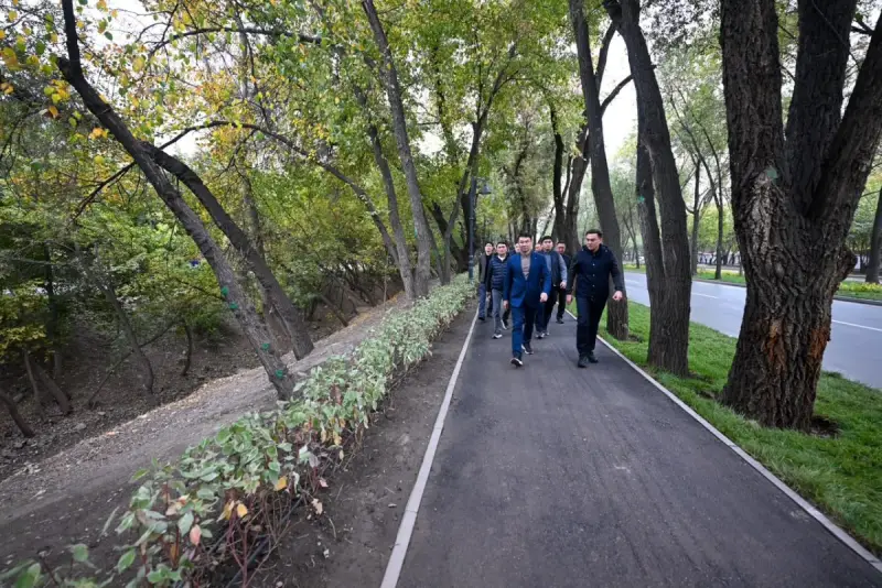 Алматының Жетісу ауданында аллея көркейтіліп, саябақ жаңартылды