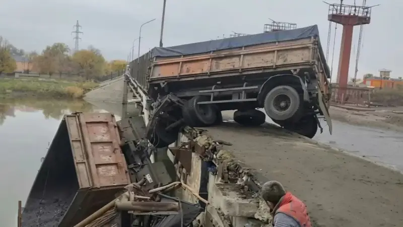 Петропавлда жүк көлігі көпірден құлап кетті